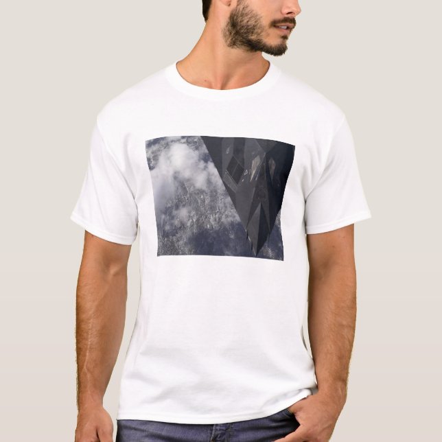 En F-117A Nighthawk flyger högt över berget Tee (Framsida)