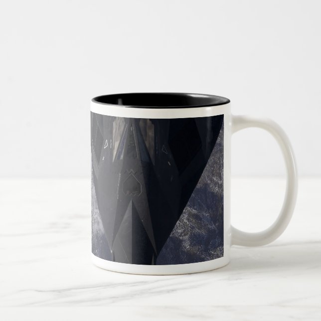 En F-117A Nighthawk flyger högt över berget Två-Tonad Mugg (Höger)