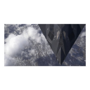 En F--117ANighthawk flyger kick över mountaien Fototryck