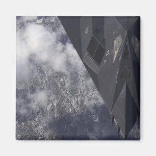 En F--117ANighthawk flyger kick över mountaien Magnet