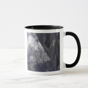 En F--117ANighthawk flyger kick över mountaien Mugg