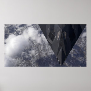 En F--117ANighthawk flyger kick över mountaien Poster