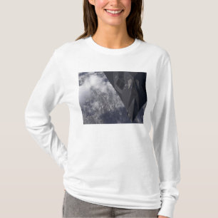 En F--117ANighthawk flyger kick över mountaien T Shirt