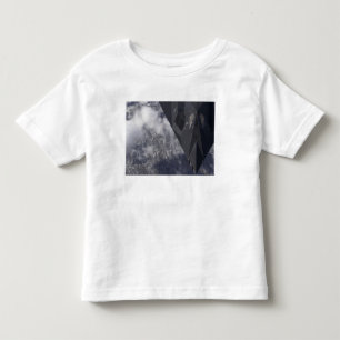 En F--117ANighthawk flyger kick över mountaien Tee