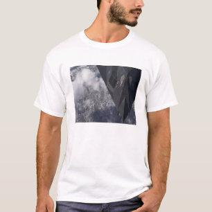 En F--117ANighthawk flyger kick över mountaien Tee Shirt