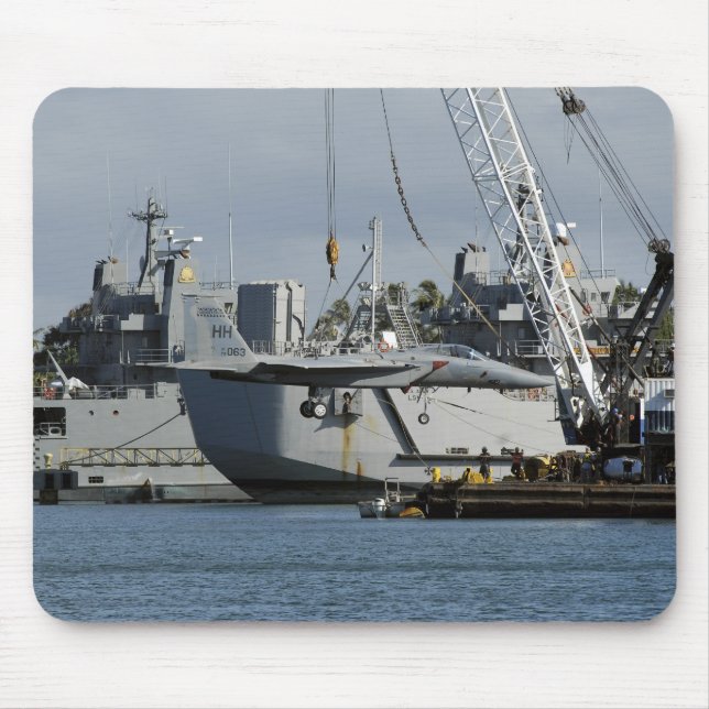 En F-15 Eagle får hiss från en pråm. Musmatta (Framsidan)