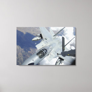 En F-15 Eagle-undre rör sig bort från en KC-135 Canvastryck