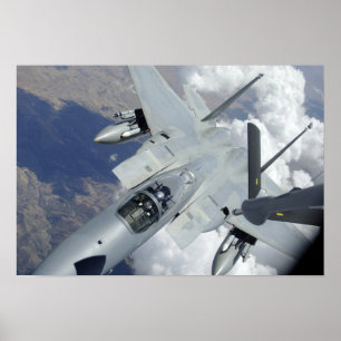 En F-15 Eagle-undre rör sig bort från en KC-135 Poster