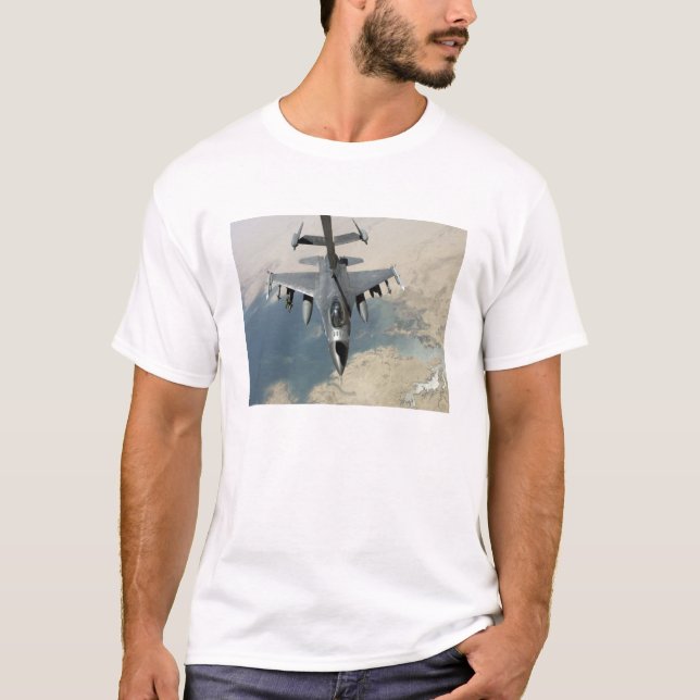 En F-16-flykting mot Falcon Tee Shirt (Framsida)