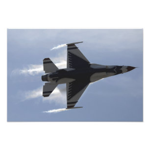 En F-16-kamp mot Falcon drar upp G:s Fototryck