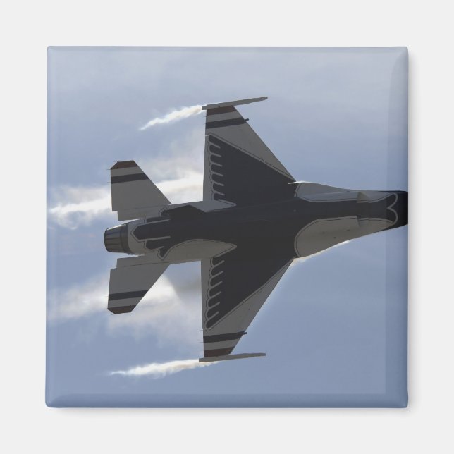 En F-16-kamp mot Falcon drar upp G:s Magnet (Framsidan)