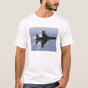 En F-16-kamp mot Falcon drar upp G:s T-shirt
