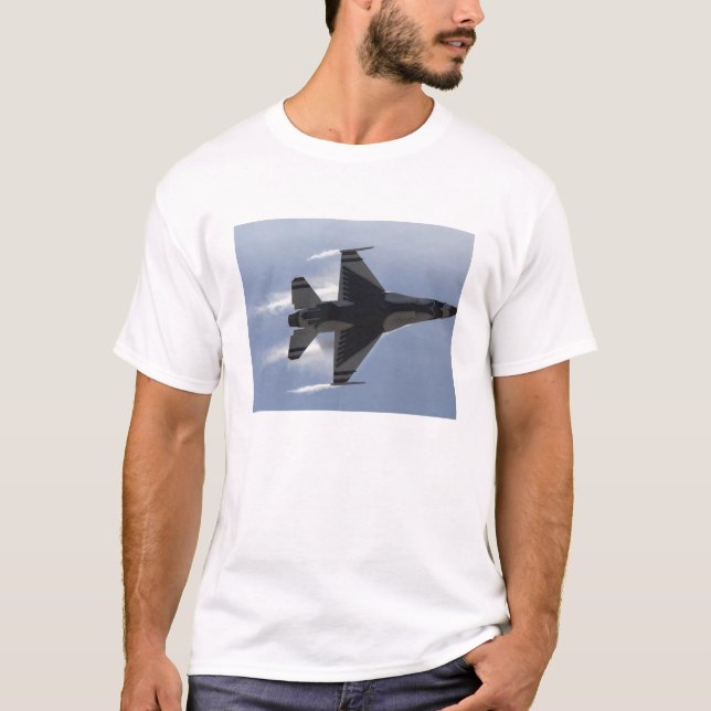 En F-16-kamp mot Falcon drar upp G:s T-shirt (Framsida)
