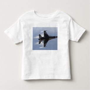 En F-16-kamp mot Falcon drar upp G:s T-shirt