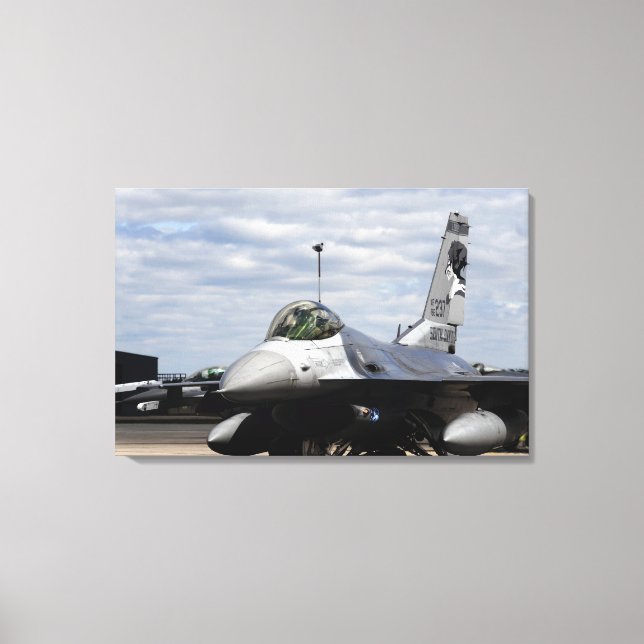 En F-16-spelare som bekämpar Falcon Canvastryck (Framsida)