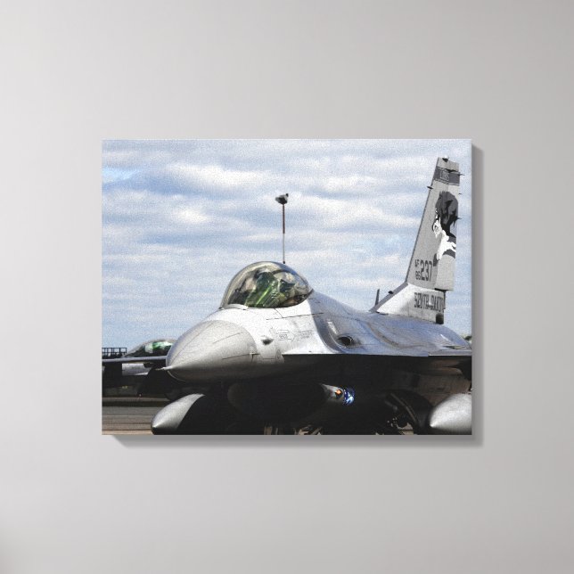 En F-16-spelare som bekämpar Falcon Canvastryck (Framsida)