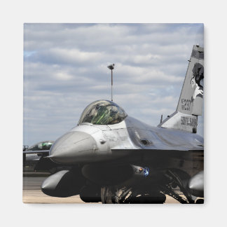 En F-16-spelare som bekämpar Falcon Magnet