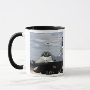 En F-16-spelare som bekämpar Falcon Mugg