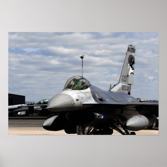 En F-16-spelare som bekämpar Falcon Poster (Framsidan)
