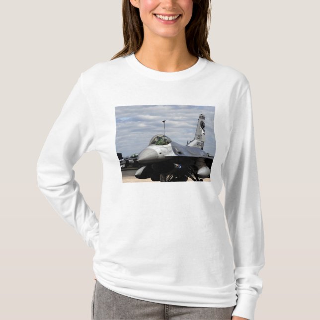 En F-16-spelare som bekämpar Falcon T Shirt (Framsida)