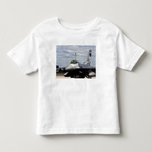 En F-16-spelare som bekämpar Falcon Tee