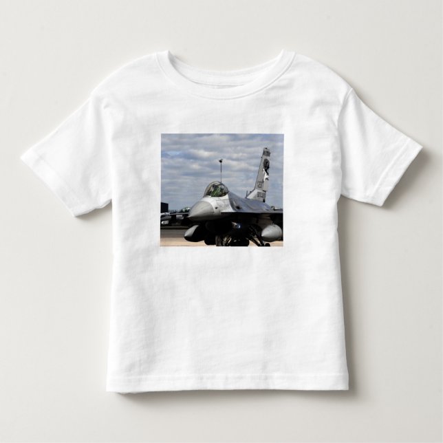 En F-16-spelare som bekämpar Falcon Tee (Framsida)