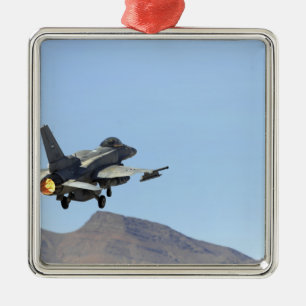En F-16E från Uniteden Arab Emirates Julgransprydnad Metall