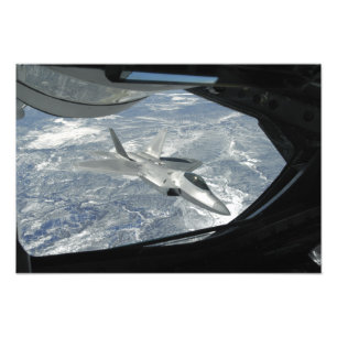 En F-22 Raptor banker från KC-135 Fototryck