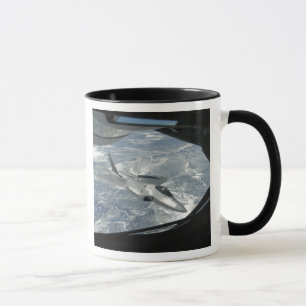 En F-22 Raptor banker från KC-135 Mugg