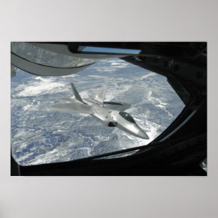 En F-22 Raptor banker från KC-135 Poster