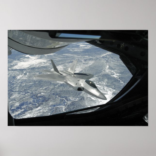 En F-22 Raptor banker från KC-135 Poster (Framsidan)