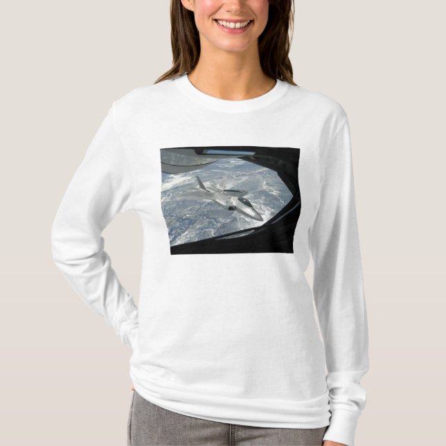 En F-22 Raptor banker från KC-135 T-shirt (Framsida)