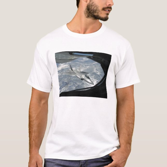 En F-22 Raptor banker från KC-135 T-shirt (Framsida)