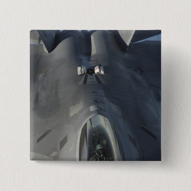 En F-22 Raptor flyttas till en position för att ta Knapp (Framsida)