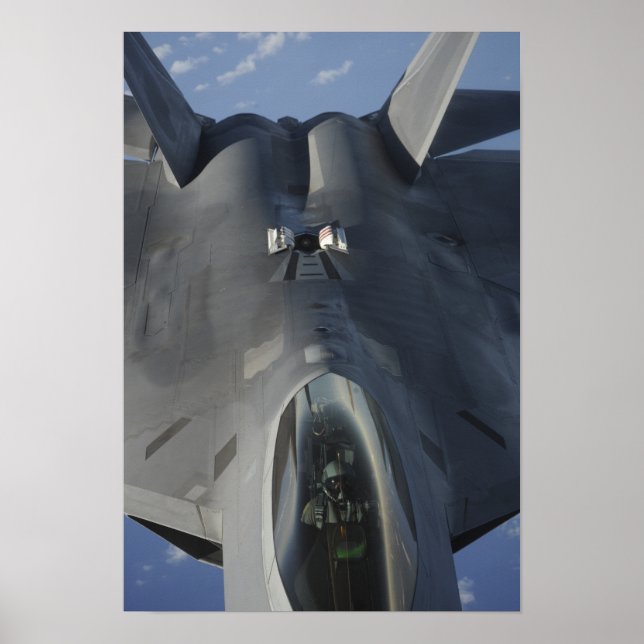En F-22 Raptor flyttas till en position för att ta Poster (Framsidan)
