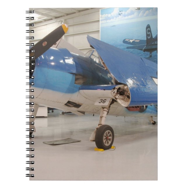 En F-6F Hellcat från andra världskriget på Anteckningsbok (Framsidan)