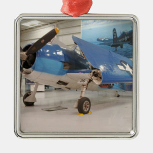 En F-6F Hellcat från andra världskriget på Julgransprydnad Metall