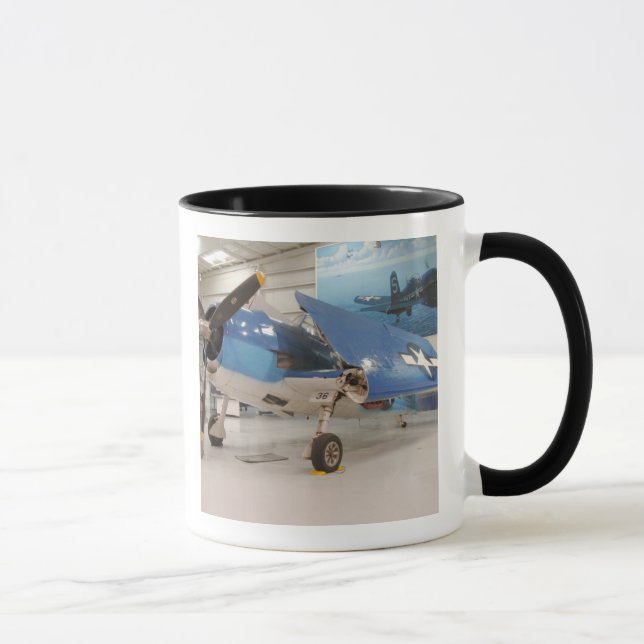 En F-6F Hellcat från andra världskriget på Mugg (Höger)