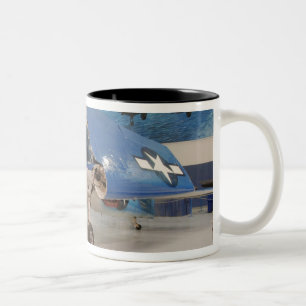 En F-6F Hellcat från andra världskriget på Två-Tonad Mugg