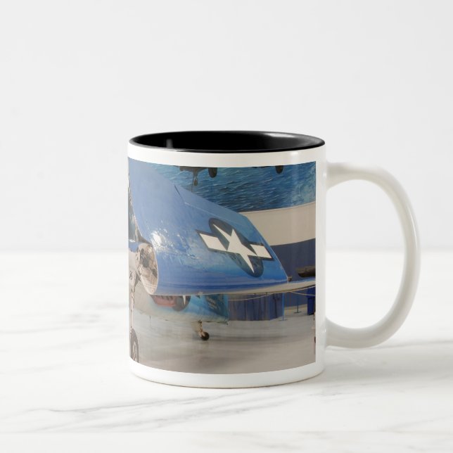 En F-6F Hellcat från andra världskriget på Två-Tonad Mugg (Höger)