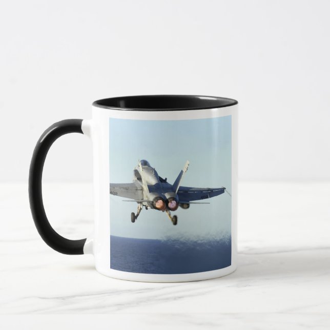 En F/A-18C-hornet startar från cockpit Mugg (Vänster)