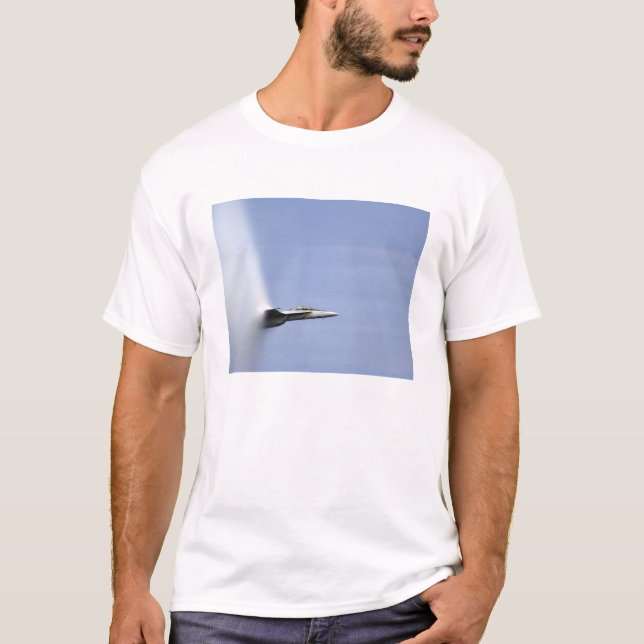 En F/A-18E-Toppen-hornet når hastigheten för den Tee (Framsida)