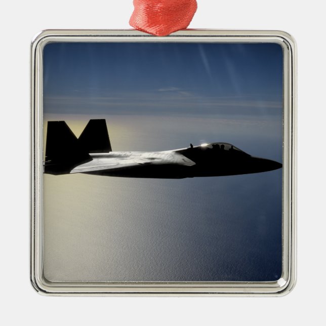 En F/A-22 Raptor flyger med en träning uppdrag 2 Julgransprydnad Metall (Framsidan)