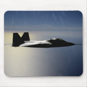 En F/A-22 Raptor flyger med en träning uppdrag 2 Musmatta