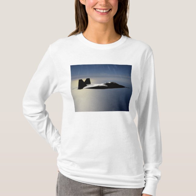 En F/A-22 Raptor flyger med en träning uppdrag 2 Tröja (Framsida)