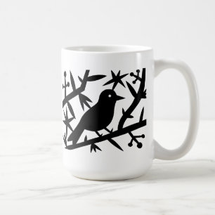 En fågel i ett träd som är tänkande om en mask kaffemugg