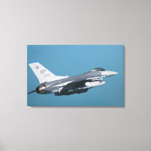 En falk för stridighet F-16 i flyg Canvastryck