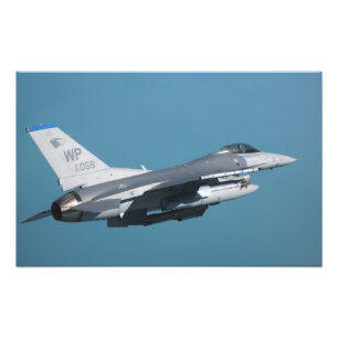 En falk för stridighet F-16 i flyg Fototryck