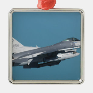 En falk för stridighet F-16 i flyg Julgransprydnad Metall