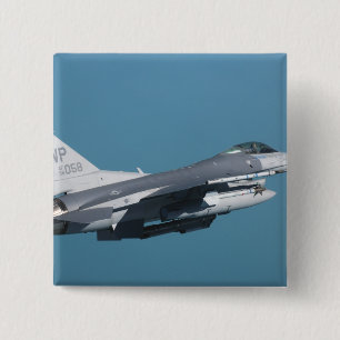 En falk för stridighet F-16 i flyg Knapp